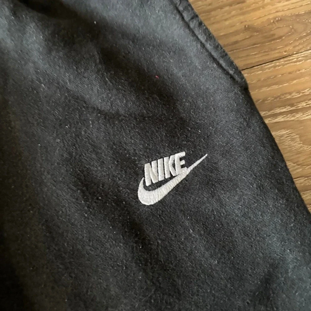 Vintage Y2K/2000s Black Nike Streetwear Essential Sweatpants! Size M